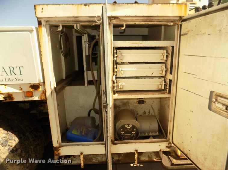 image for item DA0706 1992 Ford F800 digger derrick truck