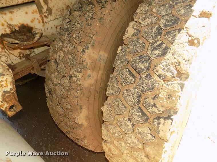 image for item DA0706 1992 Ford F800 digger derrick truck