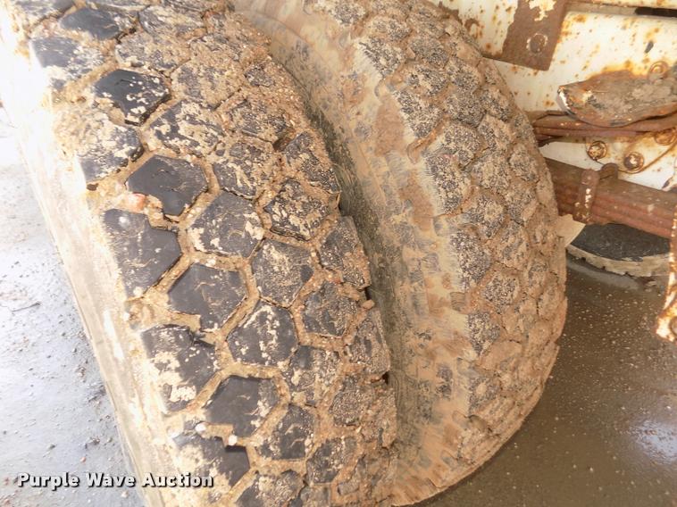 image for item DA0706 1992 Ford F800 digger derrick truck