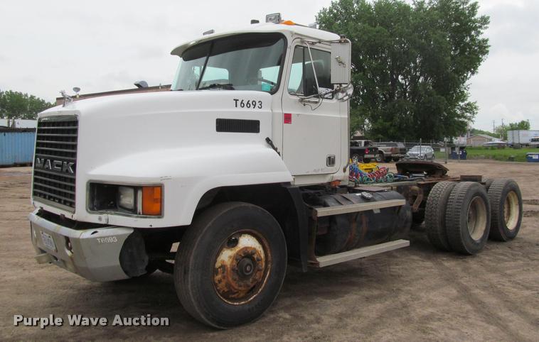 image for item DA1009 1993 Mack CH613 semi truck