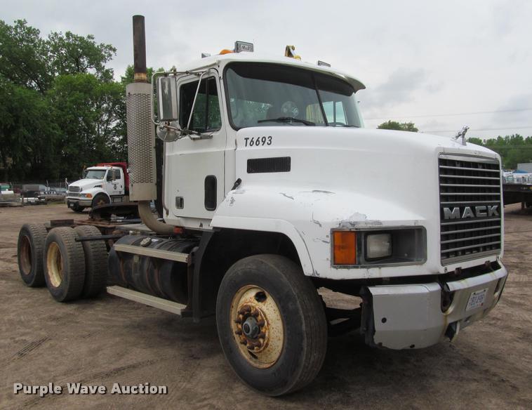 image for item DA1009 1993 Mack CH613 semi truck