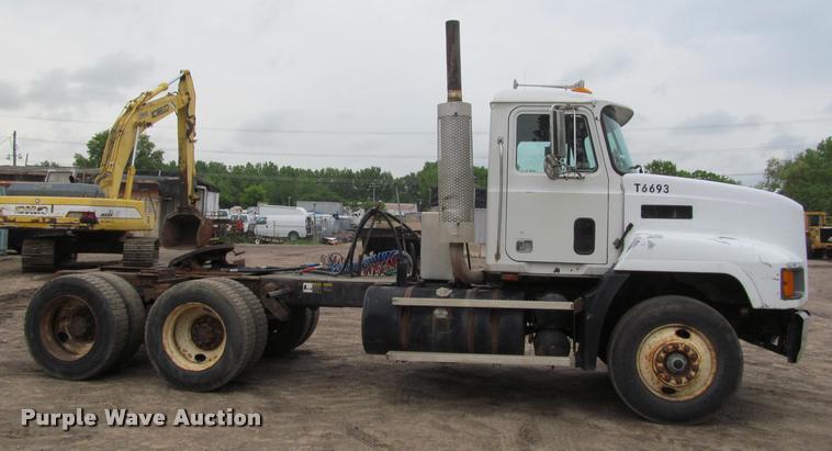 image for item DA1009 1993 Mack CH613 semi truck