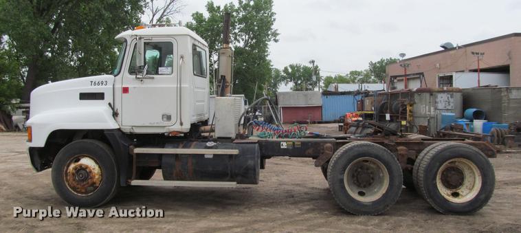 image for item DA1009 1993 Mack CH613 semi truck