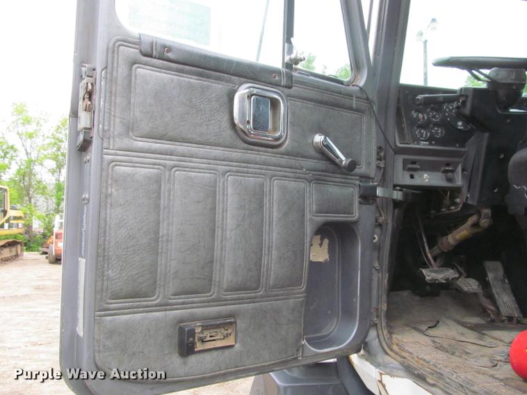 image for item DA1009 1993 Mack CH613 semi truck