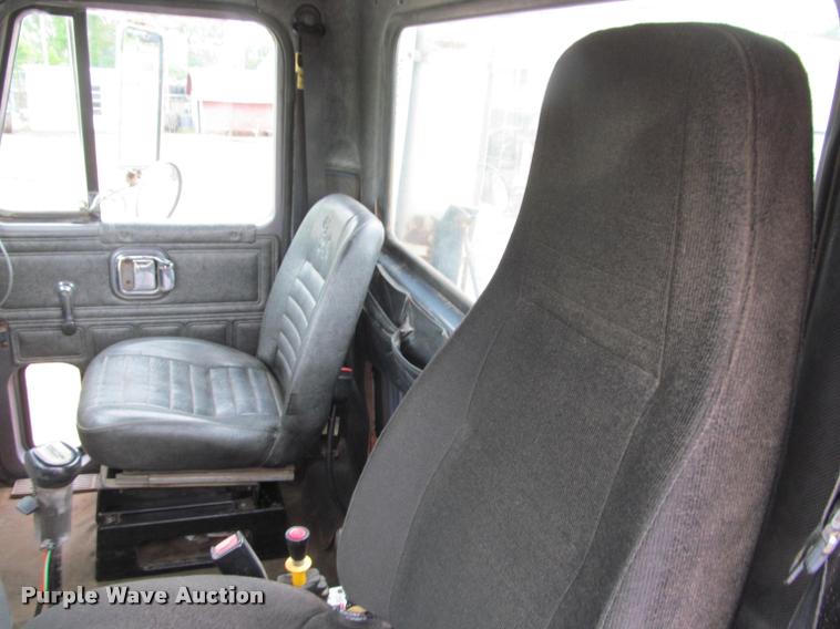 image for item DA1009 1993 Mack CH613 semi truck