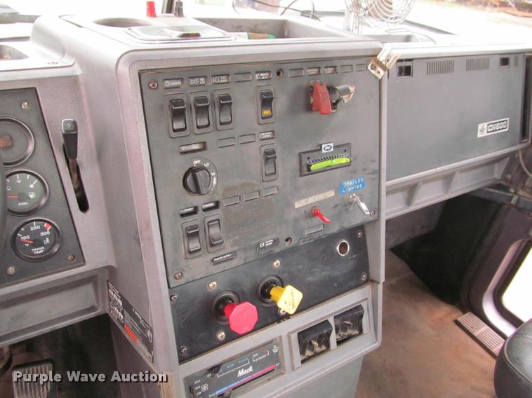 image for item DA1009 1993 Mack CH613 semi truck