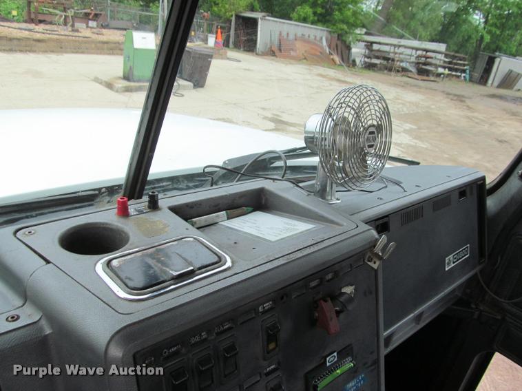 image for item DA1009 1993 Mack CH613 semi truck