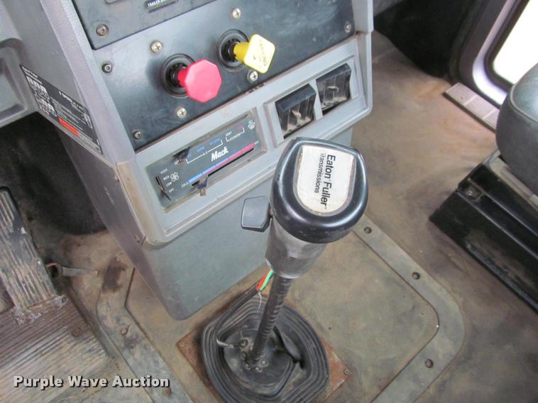 image for item DA1009 1993 Mack CH613 semi truck