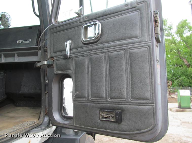 image for item DA1009 1993 Mack CH613 semi truck