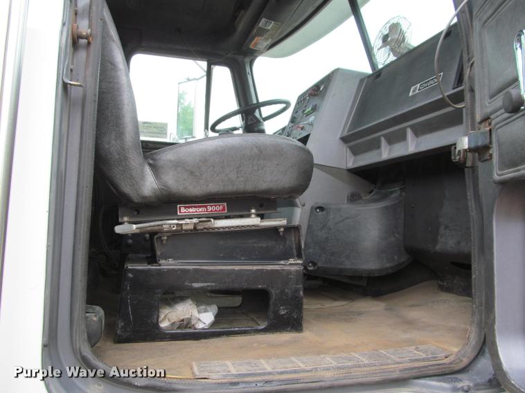 image for item DA1009 1993 Mack CH613 semi truck