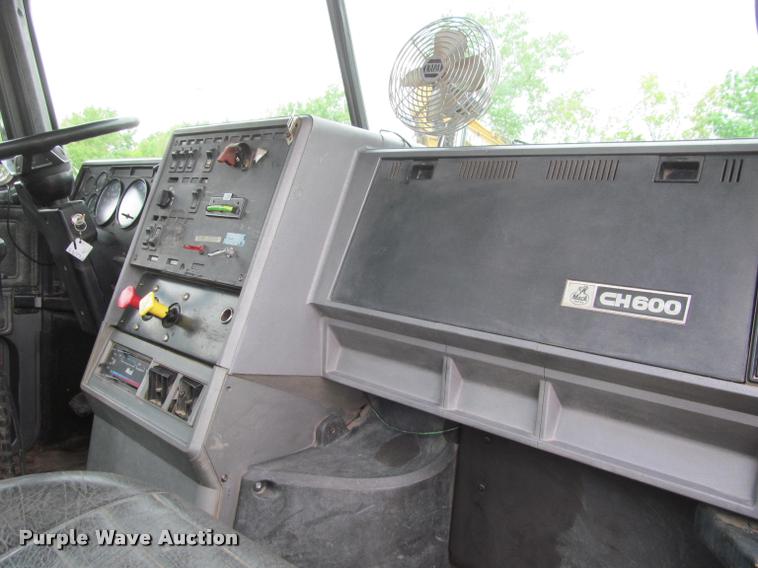 image for item DA1009 1993 Mack CH613 semi truck