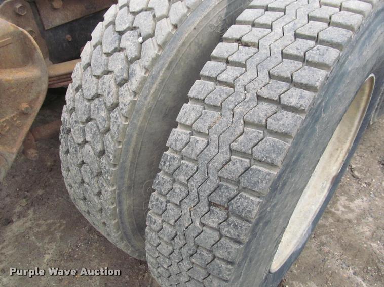 image for item DA1009 1993 Mack CH613 semi truck