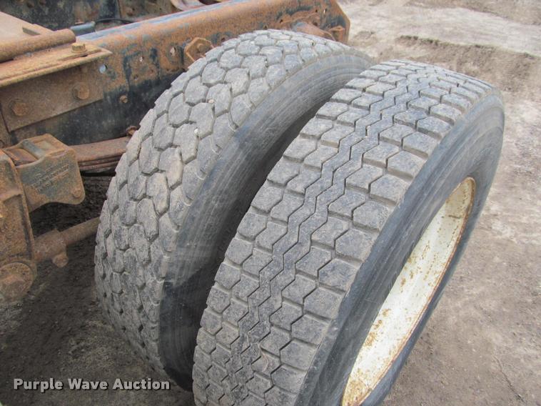 image for item DA1009 1993 Mack CH613 semi truck