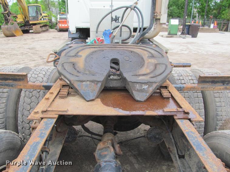 image for item DA1009 1993 Mack CH613 semi truck