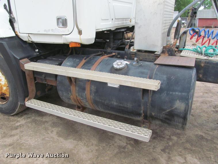 image for item DA1009 1993 Mack CH613 semi truck