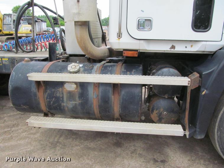 image for item DA1009 1993 Mack CH613 semi truck