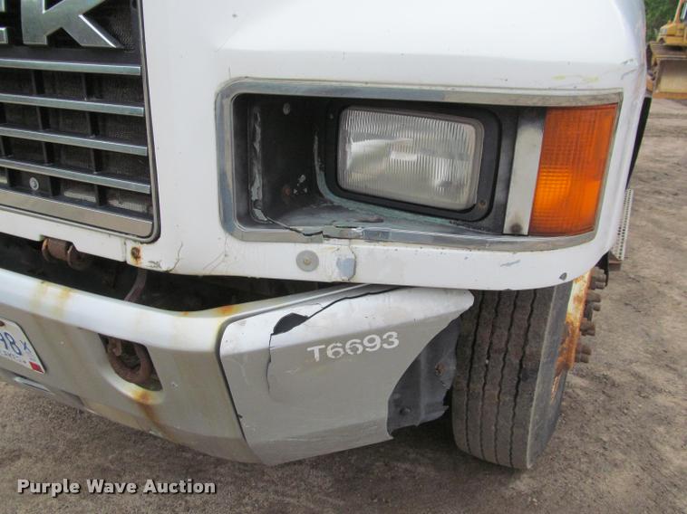 image for item DA1009 1993 Mack CH613 semi truck