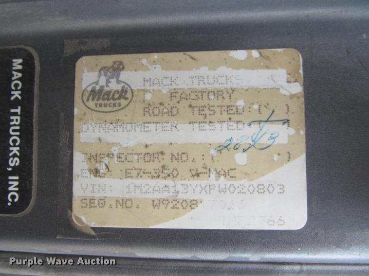 image for item DA1009 1993 Mack CH613 semi truck