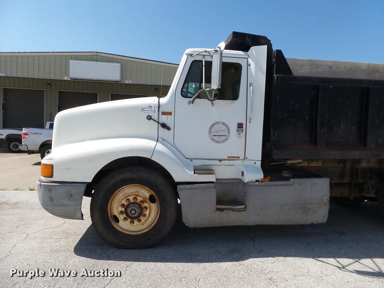 image for item DA2688 1988 International F8300 dump truck