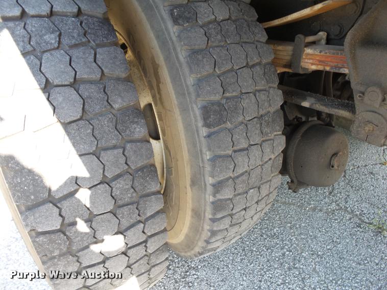 image for item DA2690 1995 Ford F800 Super Duty bucket truck