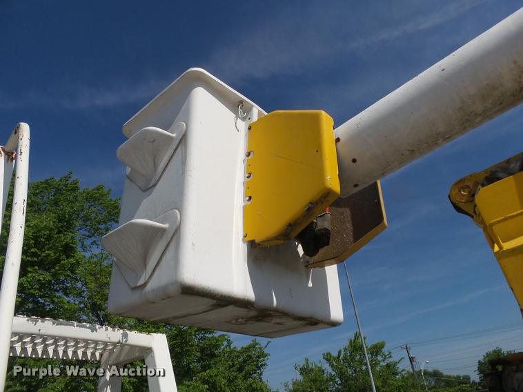 image for item DA2690 1995 Ford F800 Super Duty bucket truck