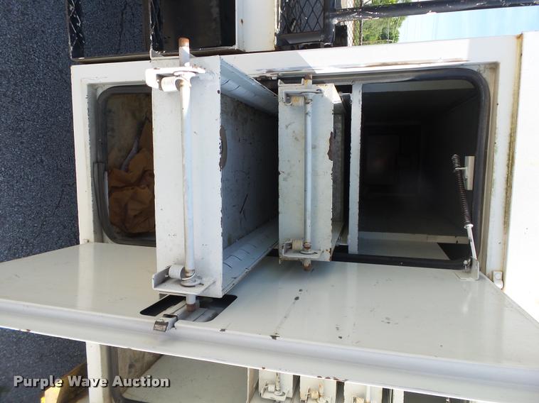 image for item DA2690 1995 Ford F800 Super Duty bucket truck