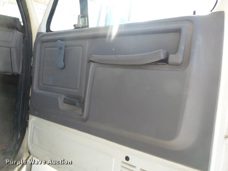 image for item DA2690 1995 Ford F800 Super Duty bucket truck