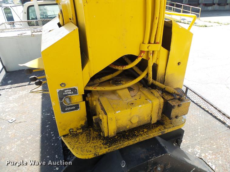 image for item DA2690 1995 Ford F800 Super Duty bucket truck