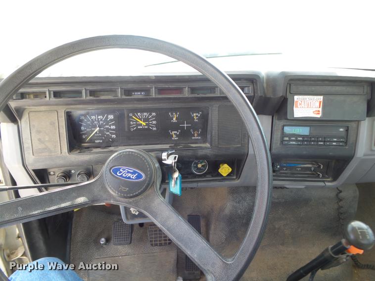 image for item DA2690 1995 Ford F800 Super Duty bucket truck