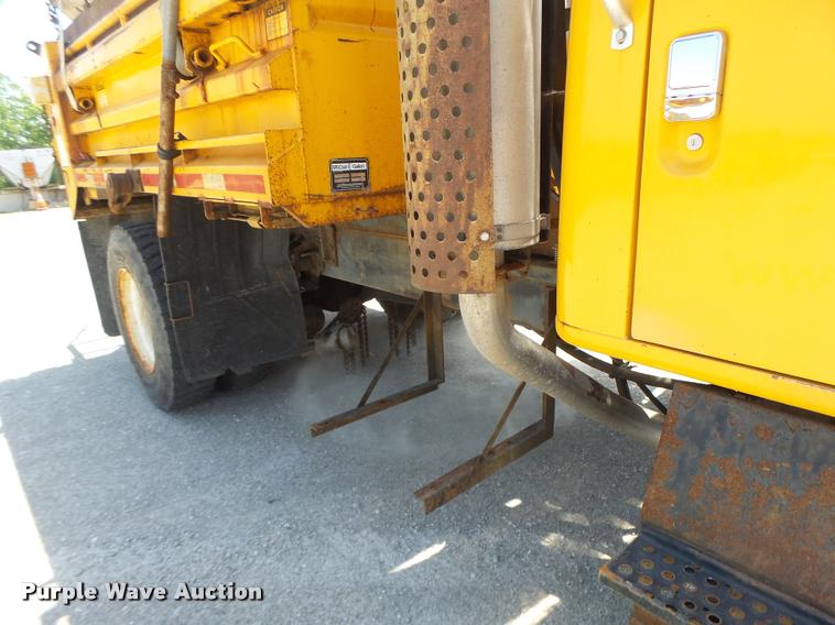 image for item DA3490 2002 International 4900 dump truck