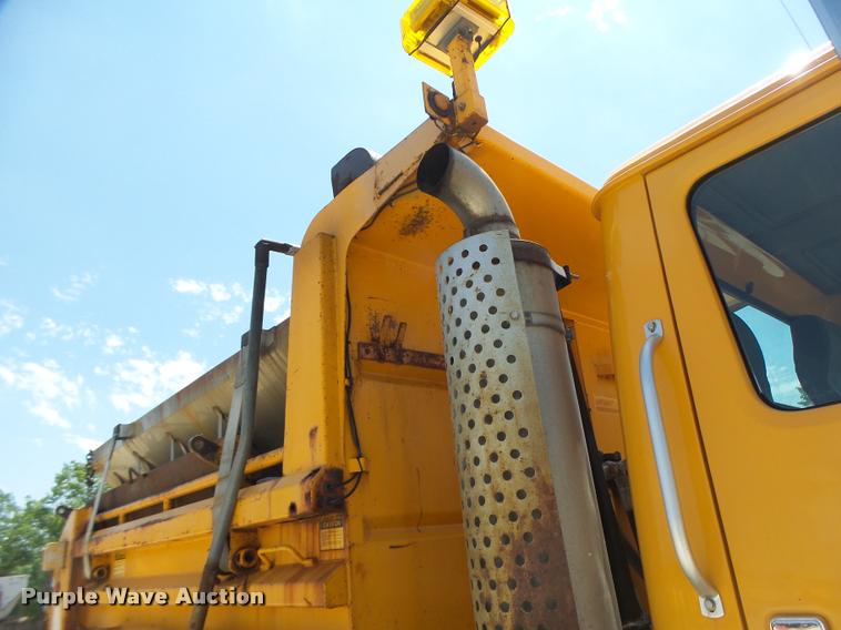 image for item DA3490 2002 International 4900 dump truck