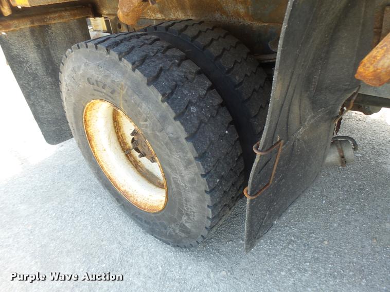 image for item DA3490 2002 International 4900 dump truck