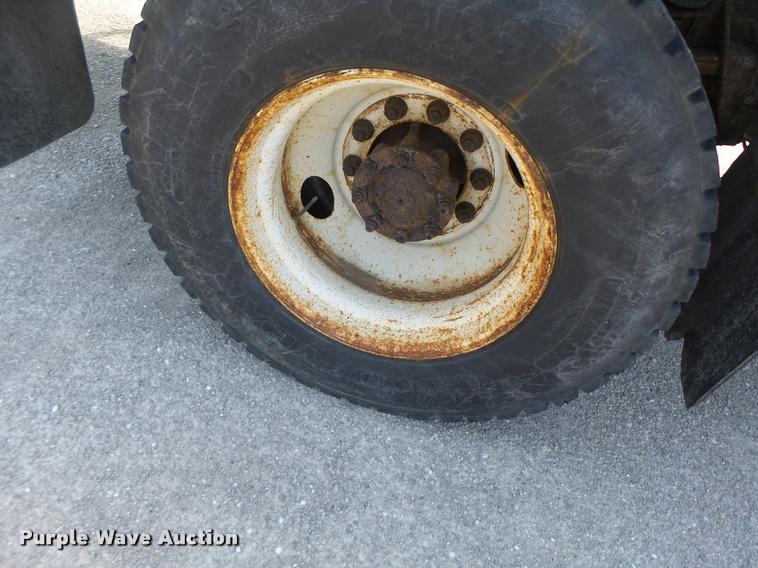 image for item DA3490 2002 International 4900 dump truck