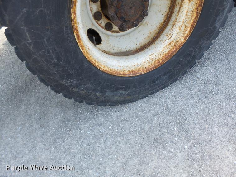 image for item DA3490 2002 International 4900 dump truck