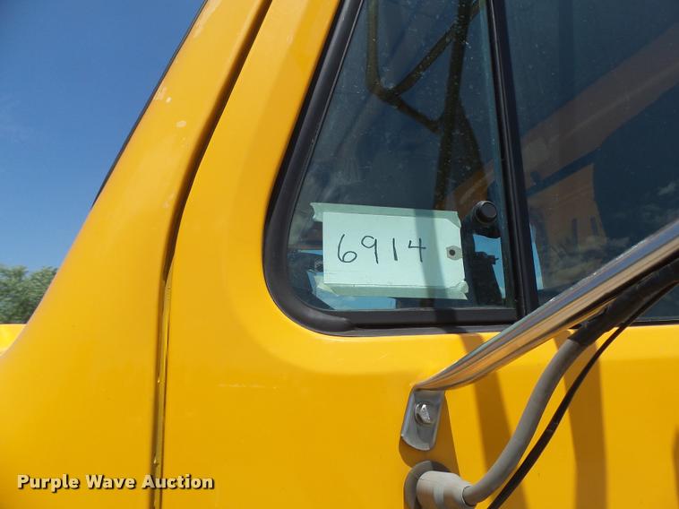 image for item DA3490 2002 International 4900 dump truck