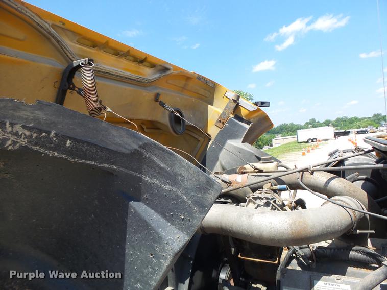image for item DA3490 2002 International 4900 dump truck