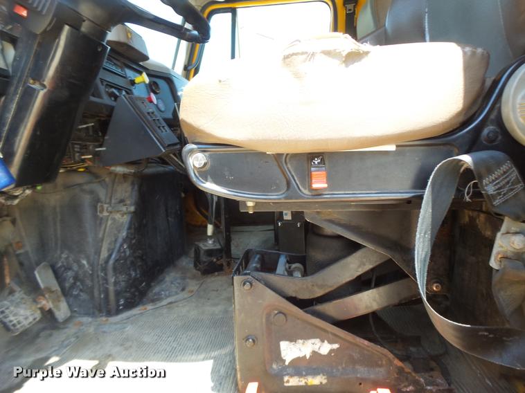 image for item DA3490 2002 International 4900 dump truck