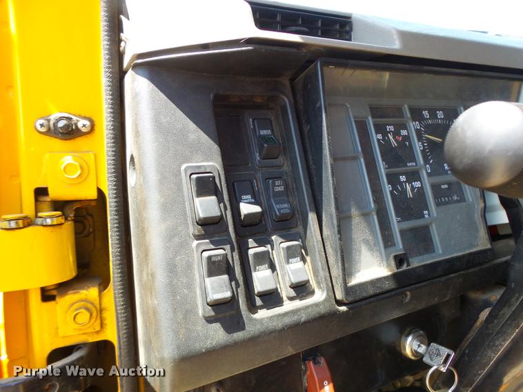 image for item DA3490 2002 International 4900 dump truck
