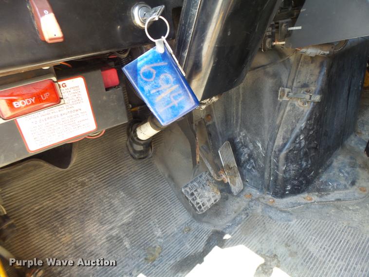 image for item DA3490 2002 International 4900 dump truck