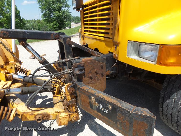 image for item DA3491 2002 International 4900 dump truck