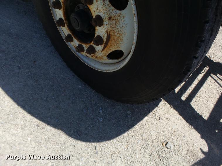 image for item DA3491 2002 International 4900 dump truck