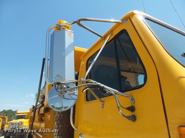 image for item DA3491 2002 International 4900 dump truck