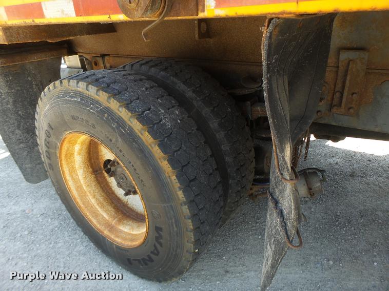 image for item DA3491 2002 International 4900 dump truck