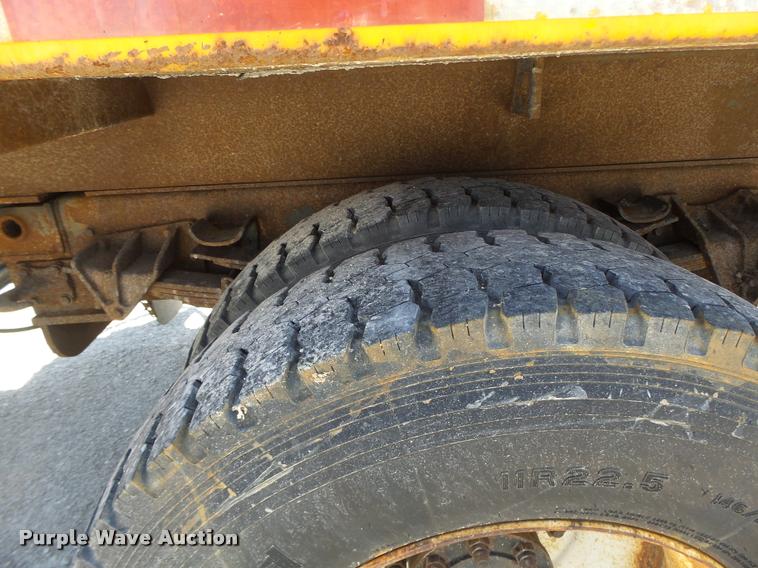 image for item DA3491 2002 International 4900 dump truck