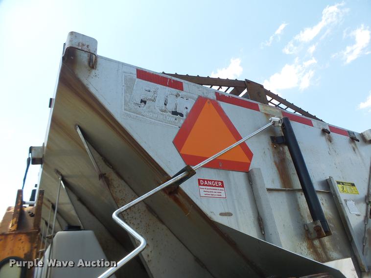 image for item DA3491 2002 International 4900 dump truck