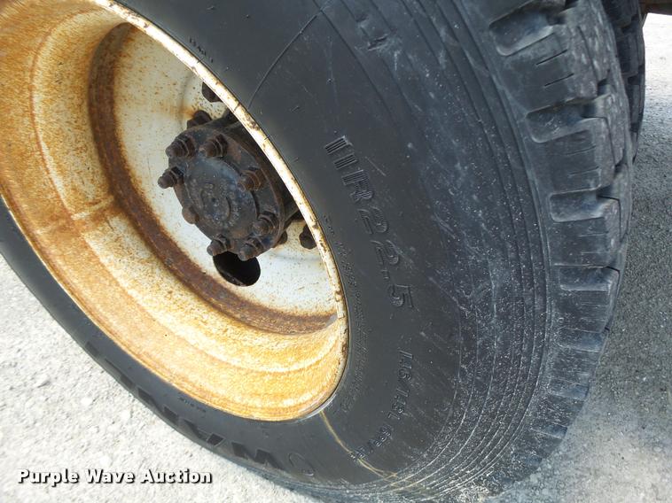 image for item DA3491 2002 International 4900 dump truck