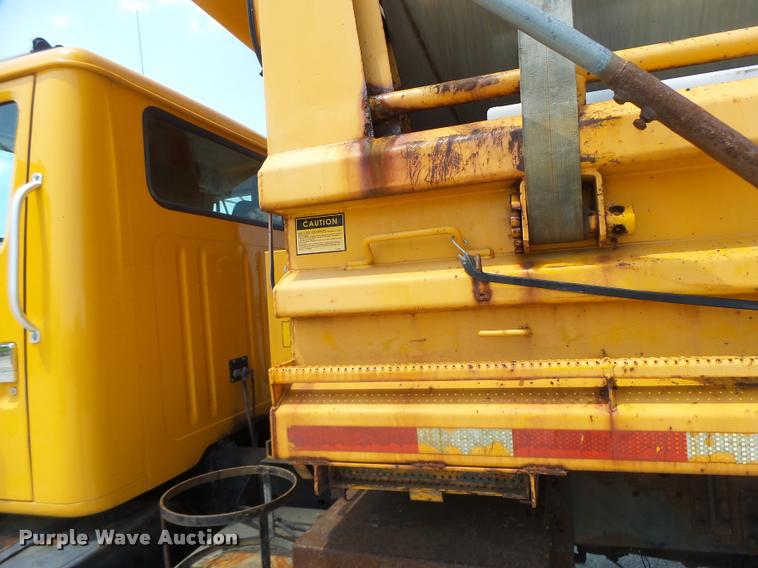image for item DA3491 2002 International 4900 dump truck