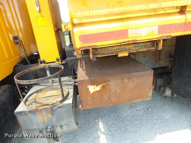 image for item DA3491 2002 International 4900 dump truck