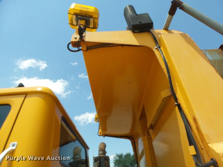 image for item DA3491 2002 International 4900 dump truck