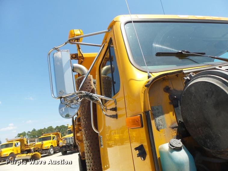 image for item DA3491 2002 International 4900 dump truck